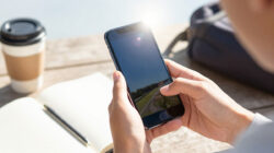 Review Kualitas Layar Smartphone Saat Digunakan Di Bawah Sinar Matahari Langsung Terik